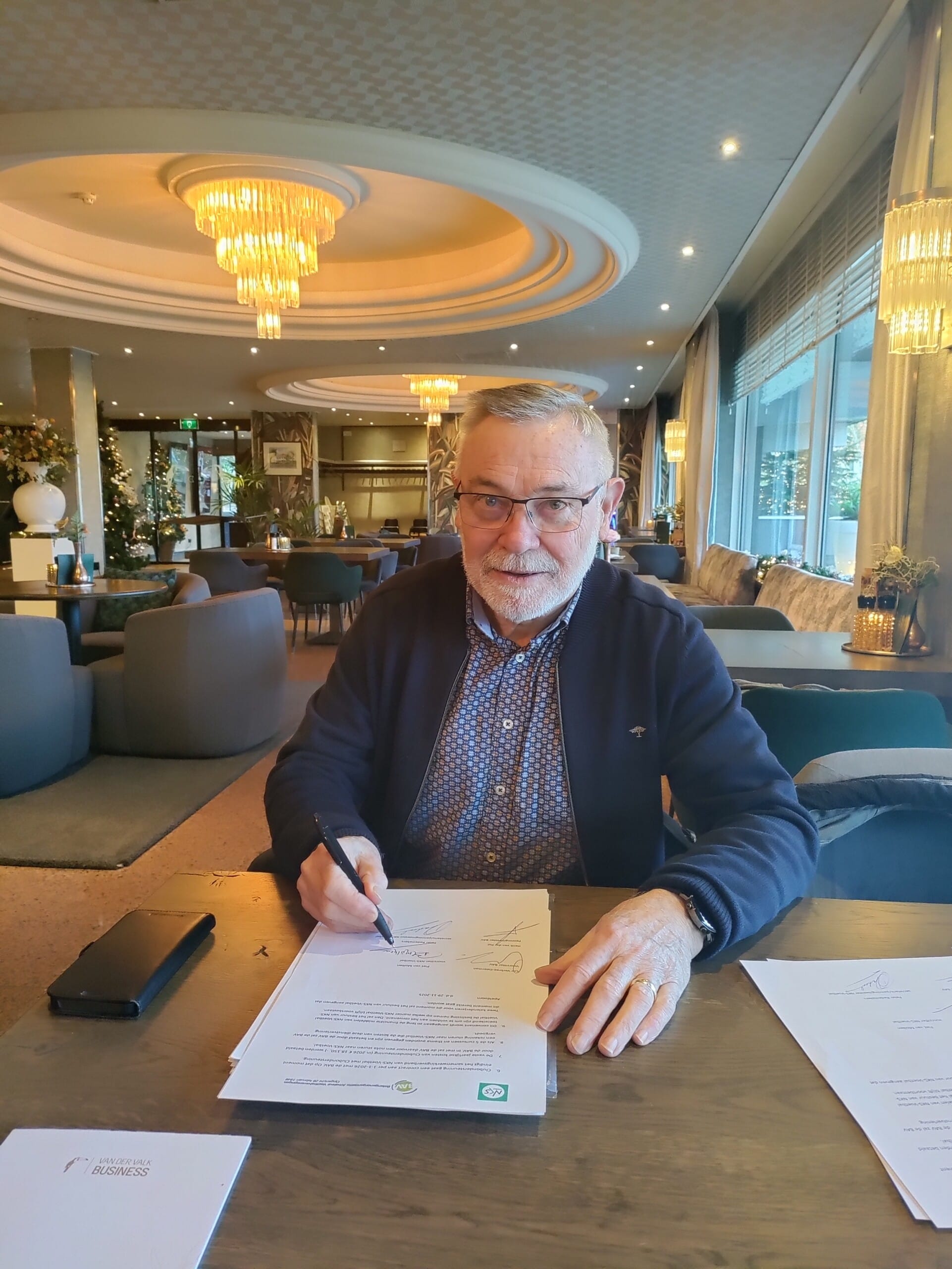 Dhr. Piet van Molken ondertekent het convenant met de BAV